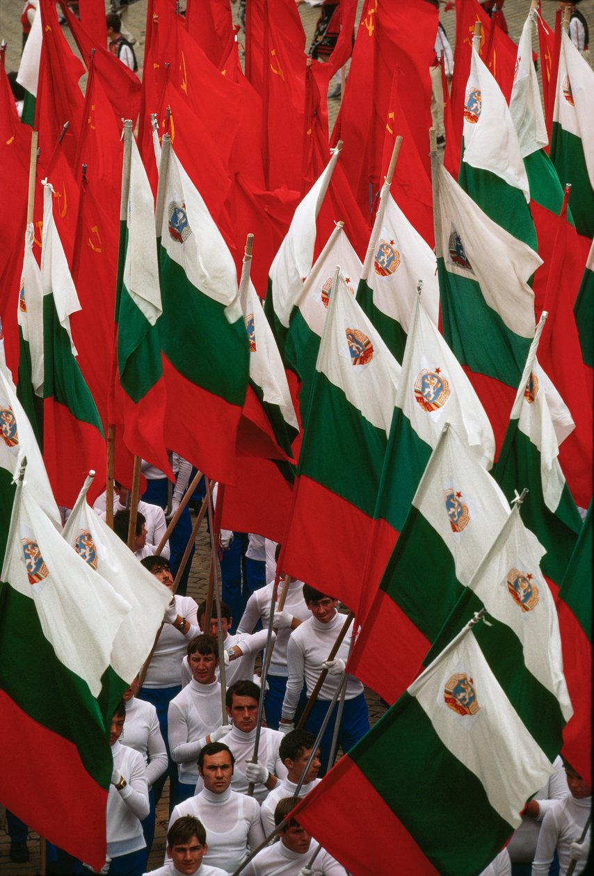 Procession af bulgarske flag under fejringen af nationaldagen. Sofia, Bulgarien. af James L Stanfield