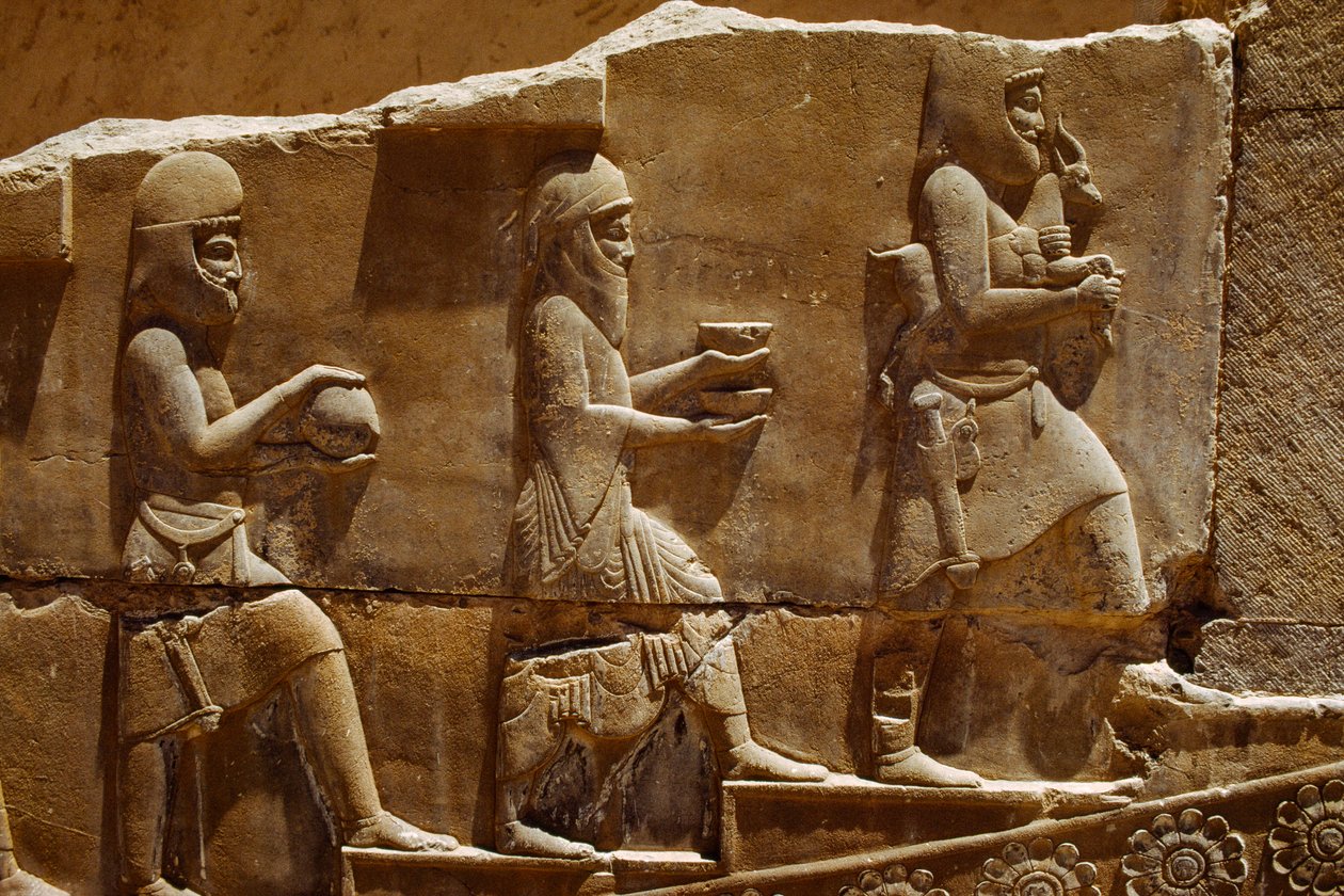 Reliefskulptur af mænd, der bærer offergaver på murene i Persepolis. Persepolis, Iran. af James L Stanfield