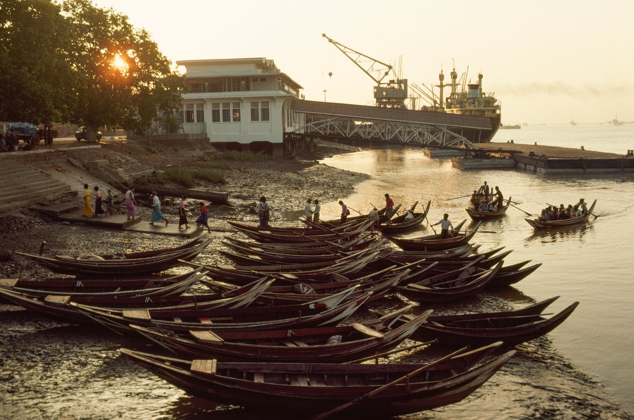 Sampans fylder den mudrede strand ved Nantira Jetty. NANTIRA JETTY, RANGOON, BURMA. af James L Stanfield