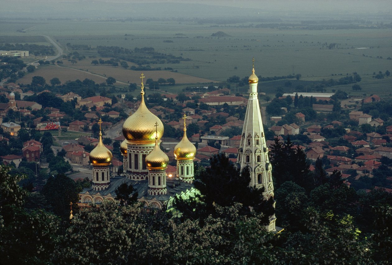 Shipka Memorial Church hæver sine forgyldte kupler over dalen. SHIPKA, VALLEY OF THE... af James L Stanfield
