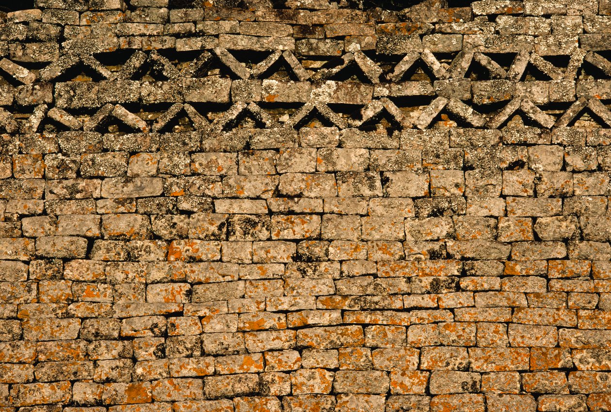 Stenmur ved GREAT ZIMBABWE RUINS, ZIMBABWE . af James L Stanfield