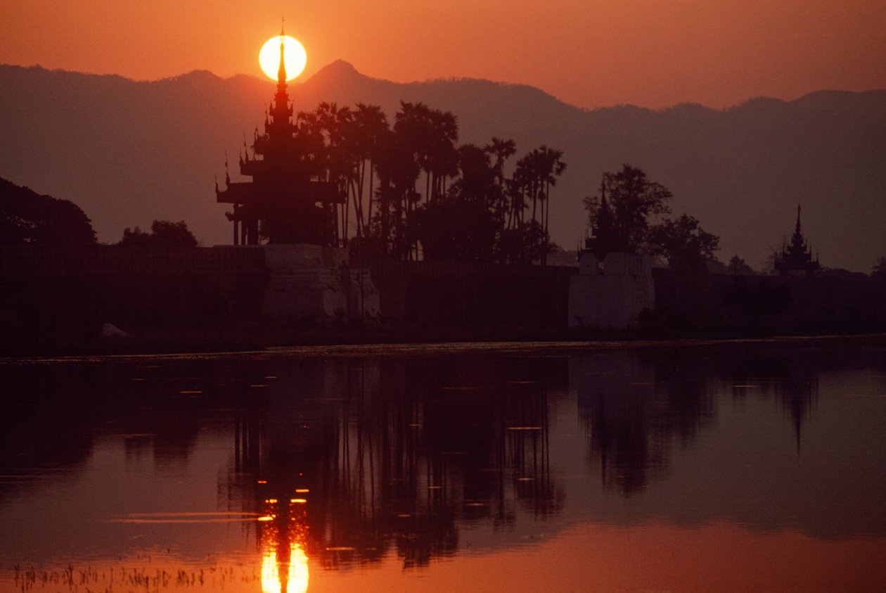 Solnedgang ved Kywe Sun Wharf. KYWE SUN WHARF, MANDALAY, BURMA. af James L Stanfield