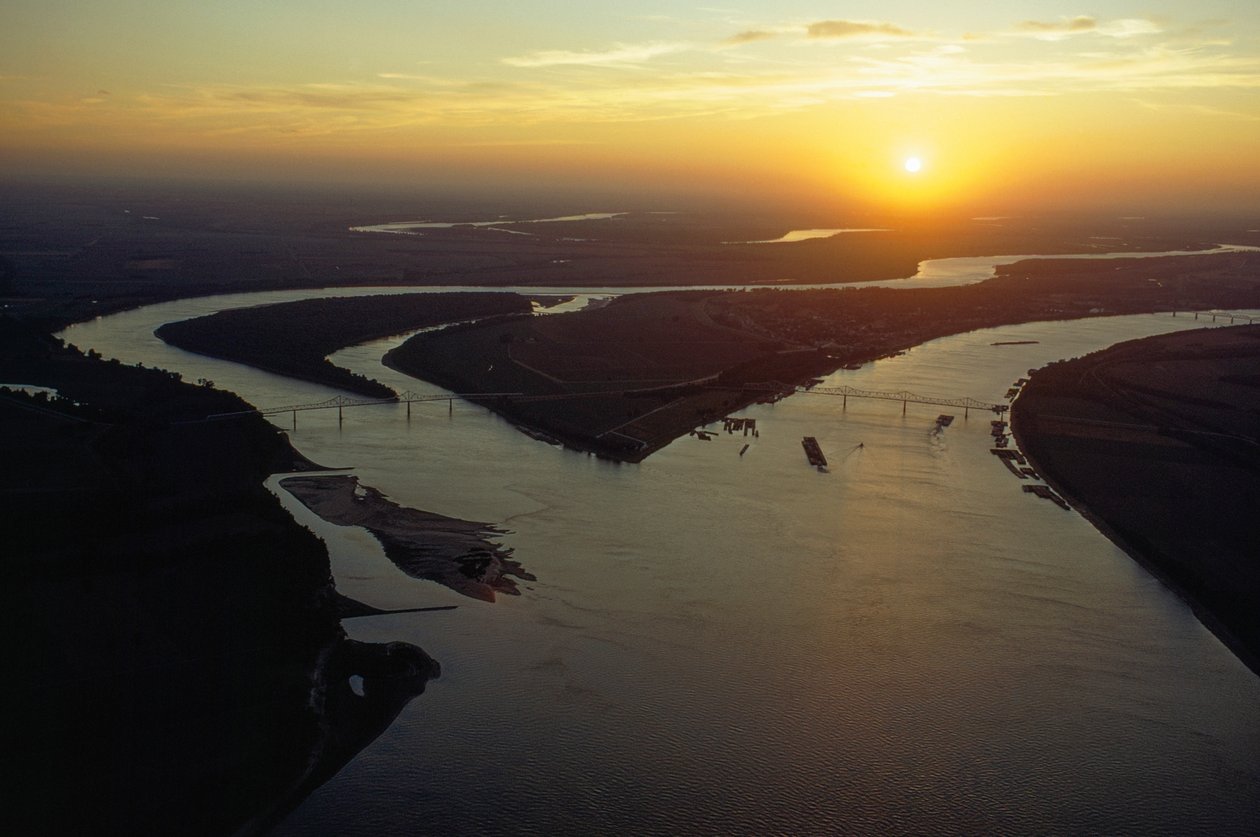 Luftfoto i tusmørke af Ohio- og Mississippi-flodernes sammenløb. Cairo, Illinois. af James L Stanfield