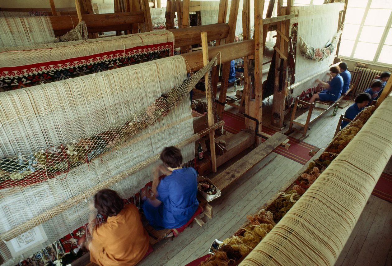 Kvinder arbejder ved en stor tæppevæve. Kotel, Bulgarien. af James L Stanfield