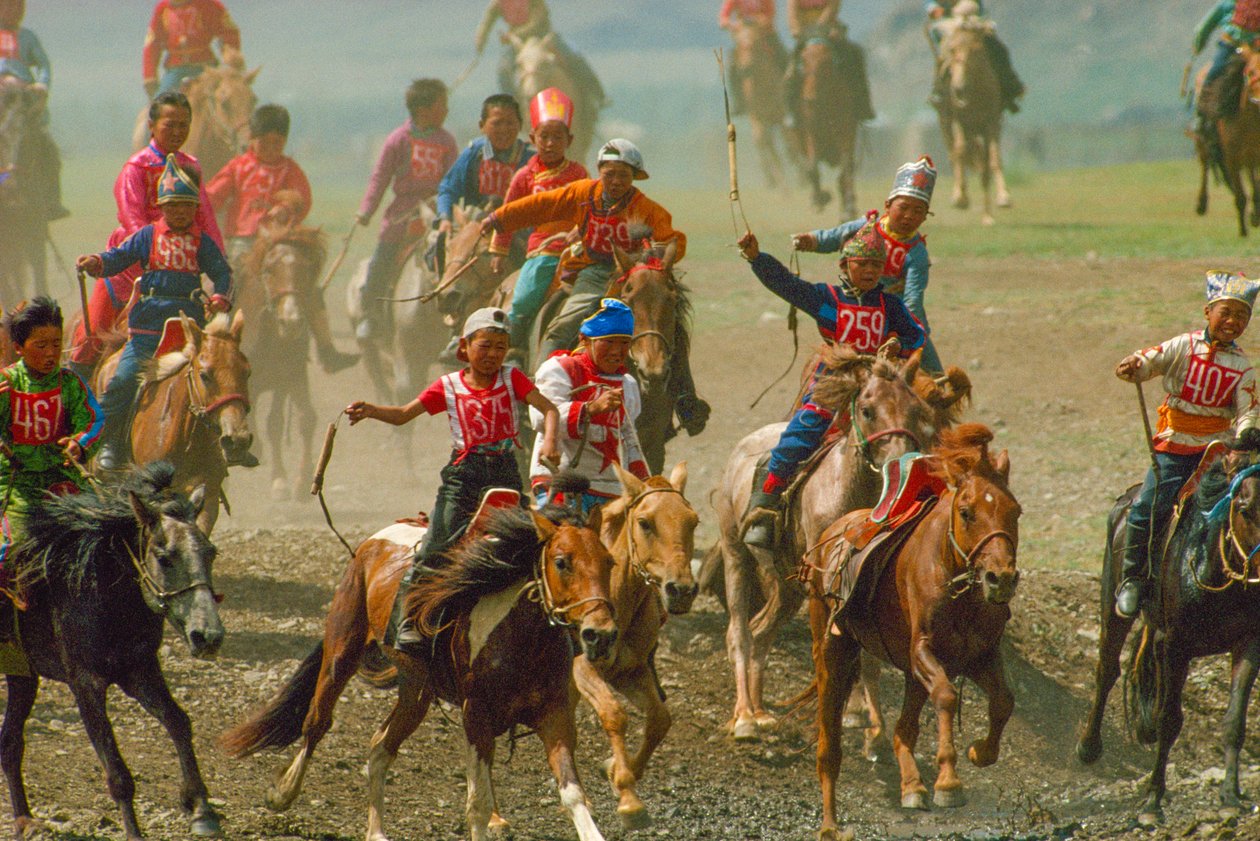 Unge i et hestevæddeløb ved en sommerfestival nær Ulaanbaatar. nær Ulaanb... af James L Stanfield