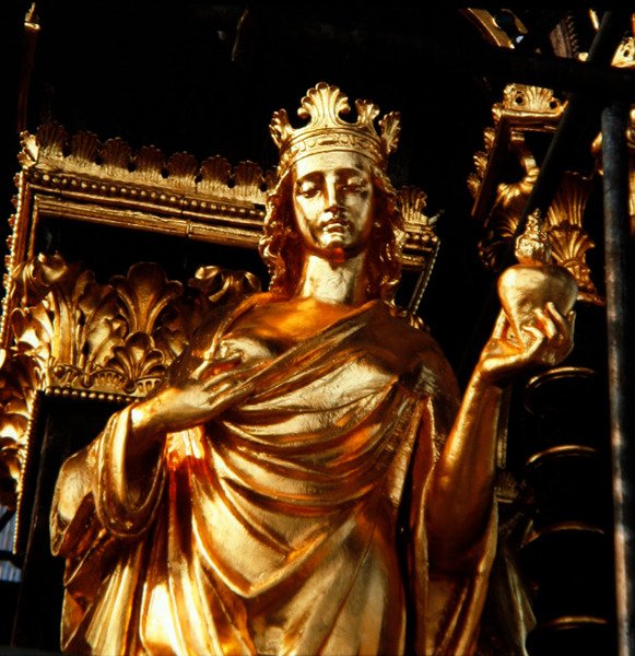 Velgørenhed, en af de fire kristne dyder fra baldakintårnet i Albert Memorial, afsluttet i 1876 (forgyldt bronze) af James Redfern