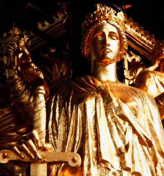 Retfærdighed, en af de fire kardinaldyder fra baldakintårnet i Albert Memorial, færdiggjort i 1876 (forgyldt bronze) af James Redfern