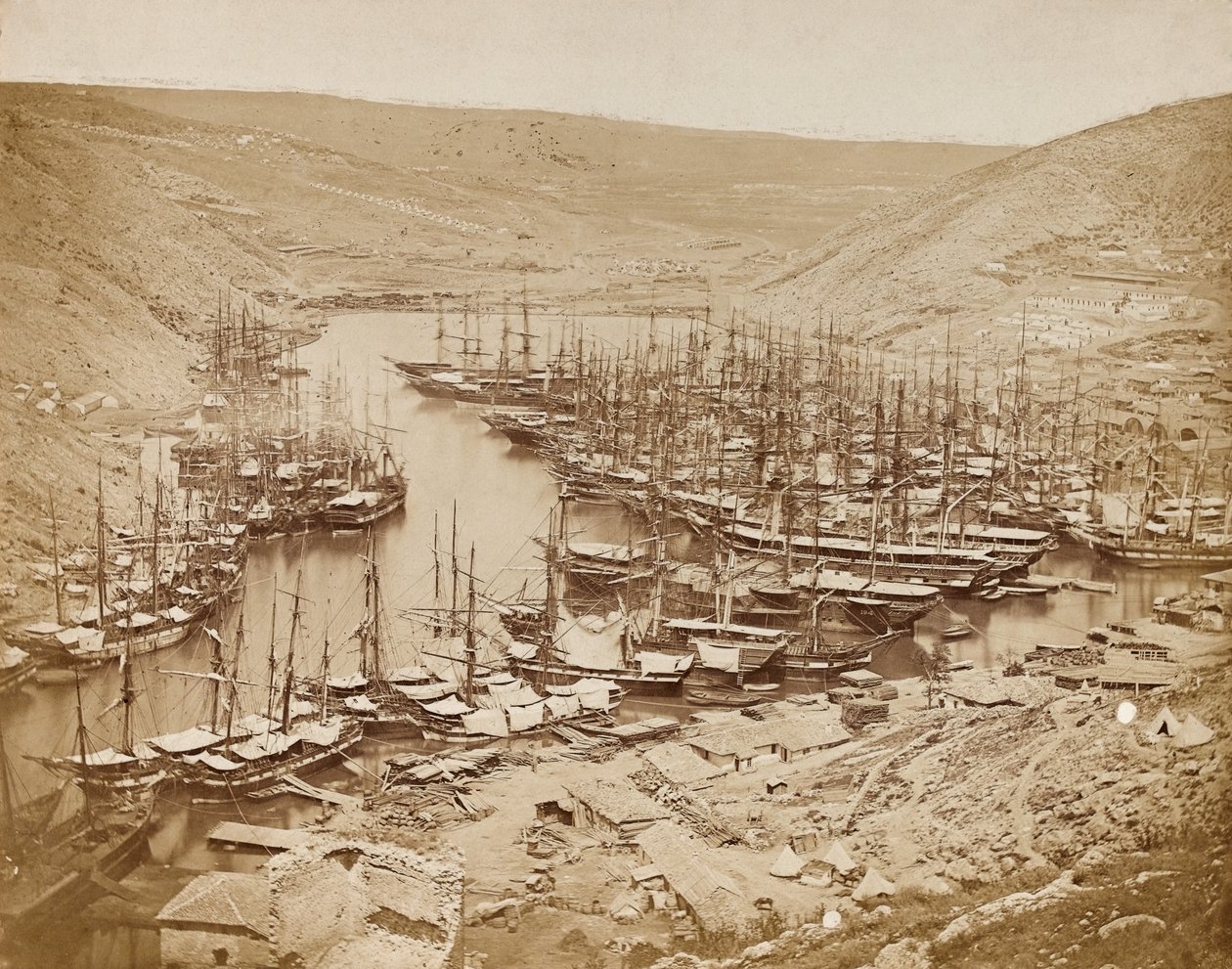 Balaklava Havn, ser mod nord, 1856 (sepia foto) af James Robertson