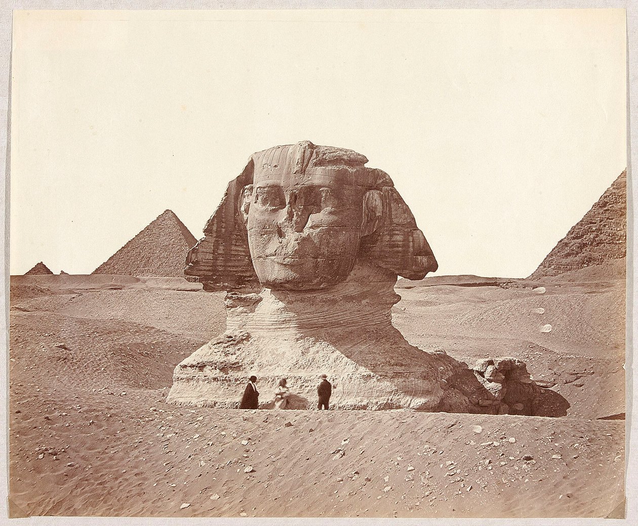 Egypten. Giza. Sfinksen med Mykerinos’ pyramide i baggrunden af James Robertson