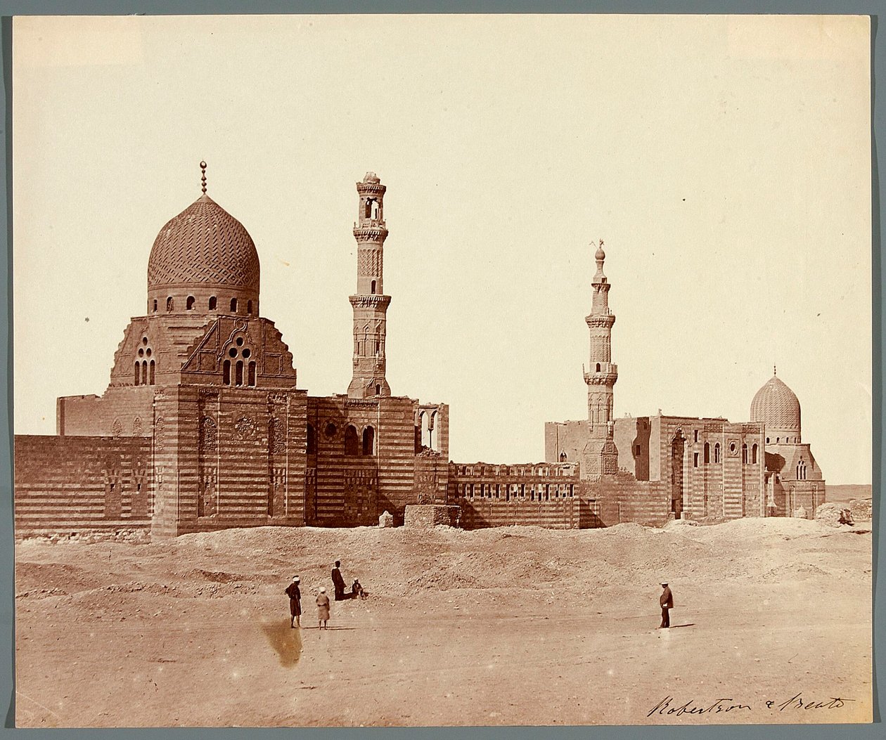 Egypten. Kairo. To religiøse gravkomplekser i den nordlige nekropol: den mamlukkiske sultan Inal (midten af 15. århundrede) [til højre] og den mamlukkiske emir Kurkumas (begyndelsen af 16. århundrede) [til venstre] af James Robertson