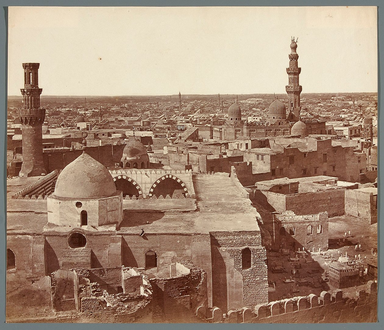 Egypten. Kairo. Overblik – i baggrunden madrasaen – Umm As-Sultan Sza