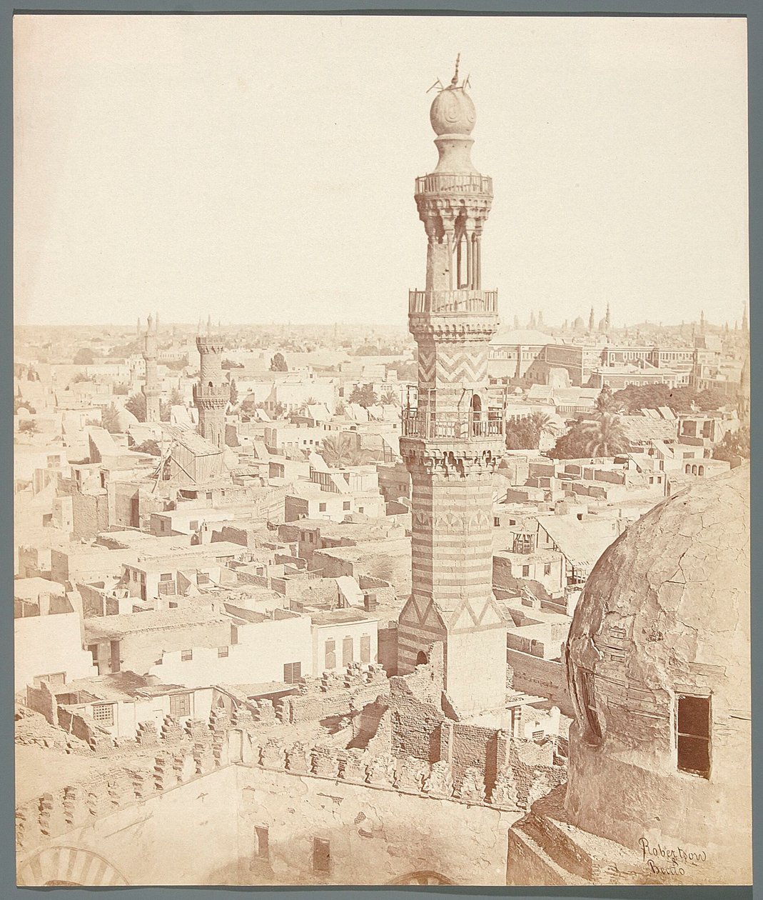Egypten. Kairo. Udsigt fra den mamlukkiske emir Sarghitmishs madrasah-mausoleum (1356) af James Robertson