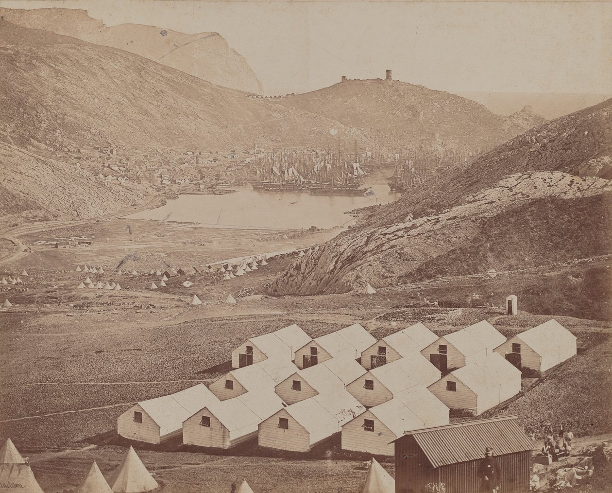 Hutted Camp med Balaclava Havn i Afstand af James Robertson