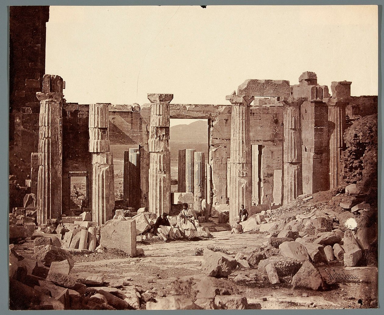 "Interiør af Propylæerne" [Athen. Akropolis - Propylæerne] af James Robertson