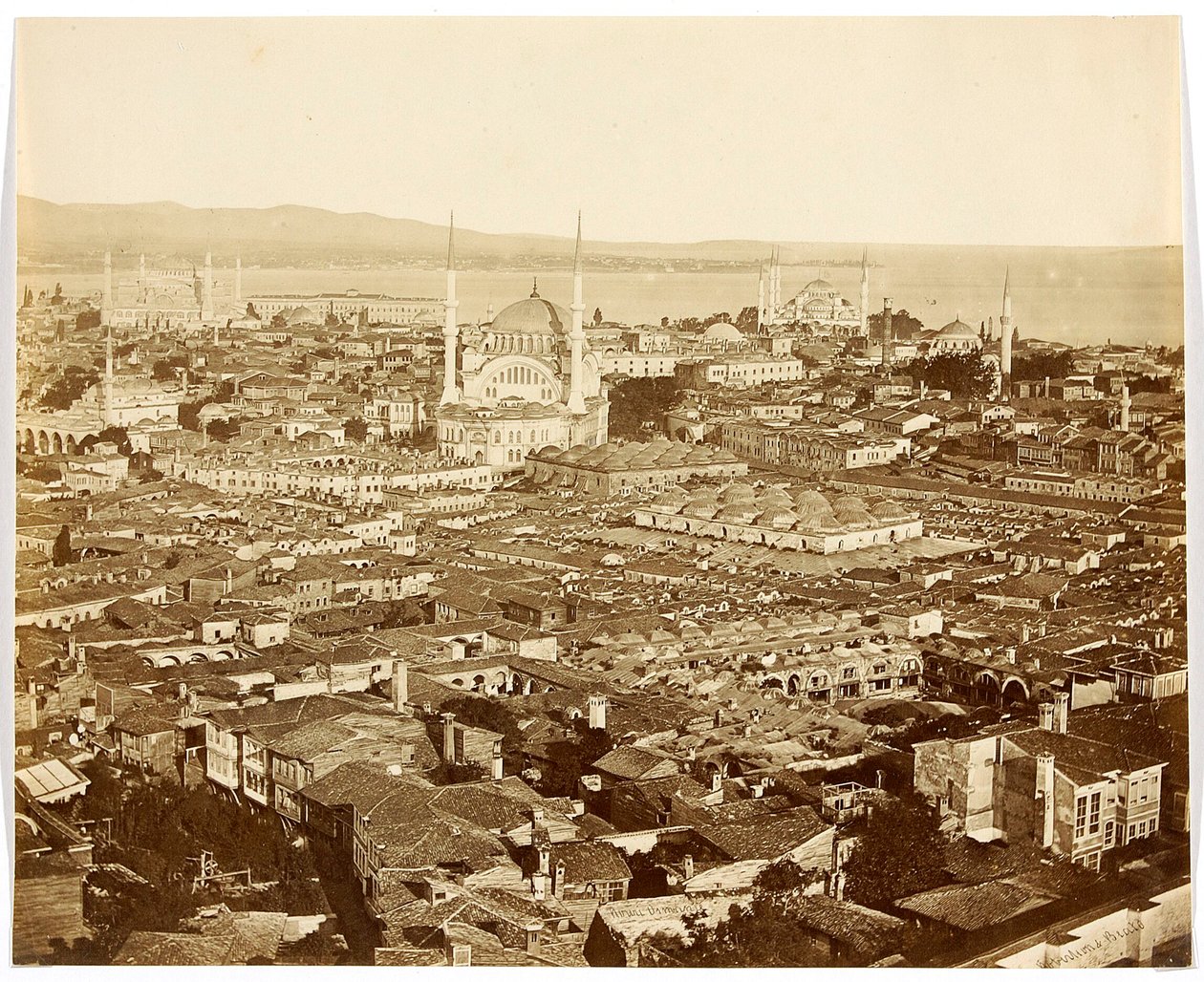 «Nuri Osmaniye» [Istanbul. Bypanorama med udsigt til moskéerne: Nuruosmaniye-moskéen (i midten), Den Blå Moské (i baggrunden til højre) og Ayasofya (Hagia Sophia) (til venstre)] af James Robertson