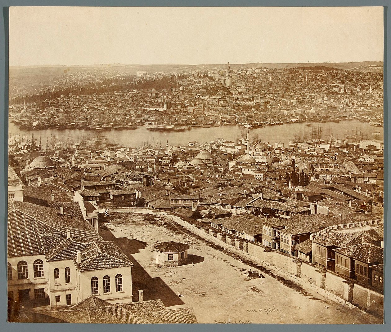 „Pera og Galata“ [Istanbul. Byens panorama - udsigt over kvartererne Pera og Galata] af James Robertson
