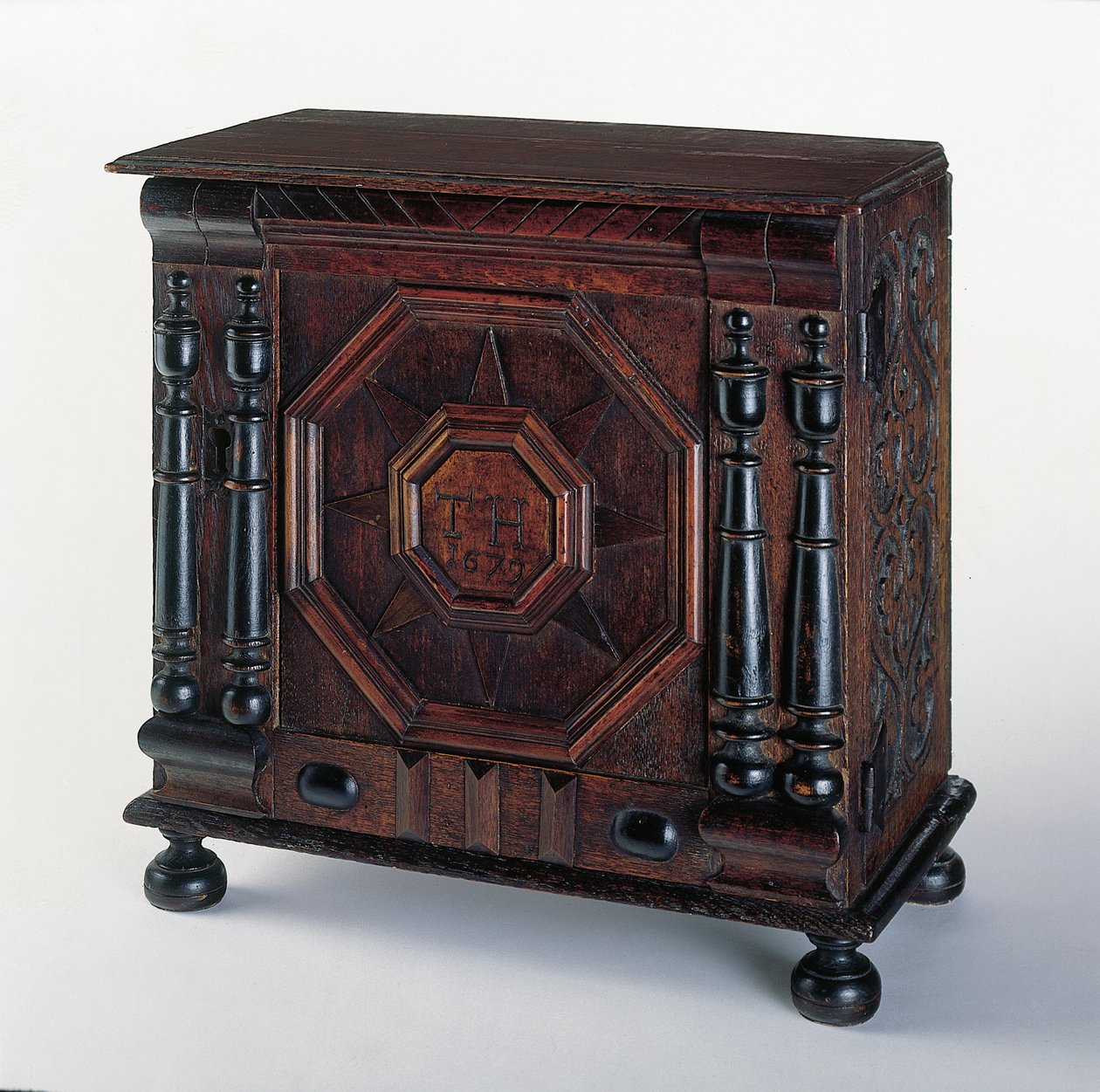 Joseph og Bathsheba-paven udskåret og anvendte værdigenstande-kabinet, Salem, Massachusetts, 1679 af James Symonds