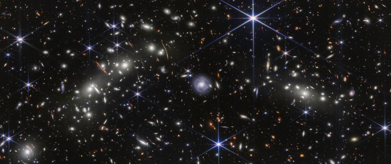 Kugleformet stjernehob (billede fra NIRCam) af James Webb Space Telescope (NASA)