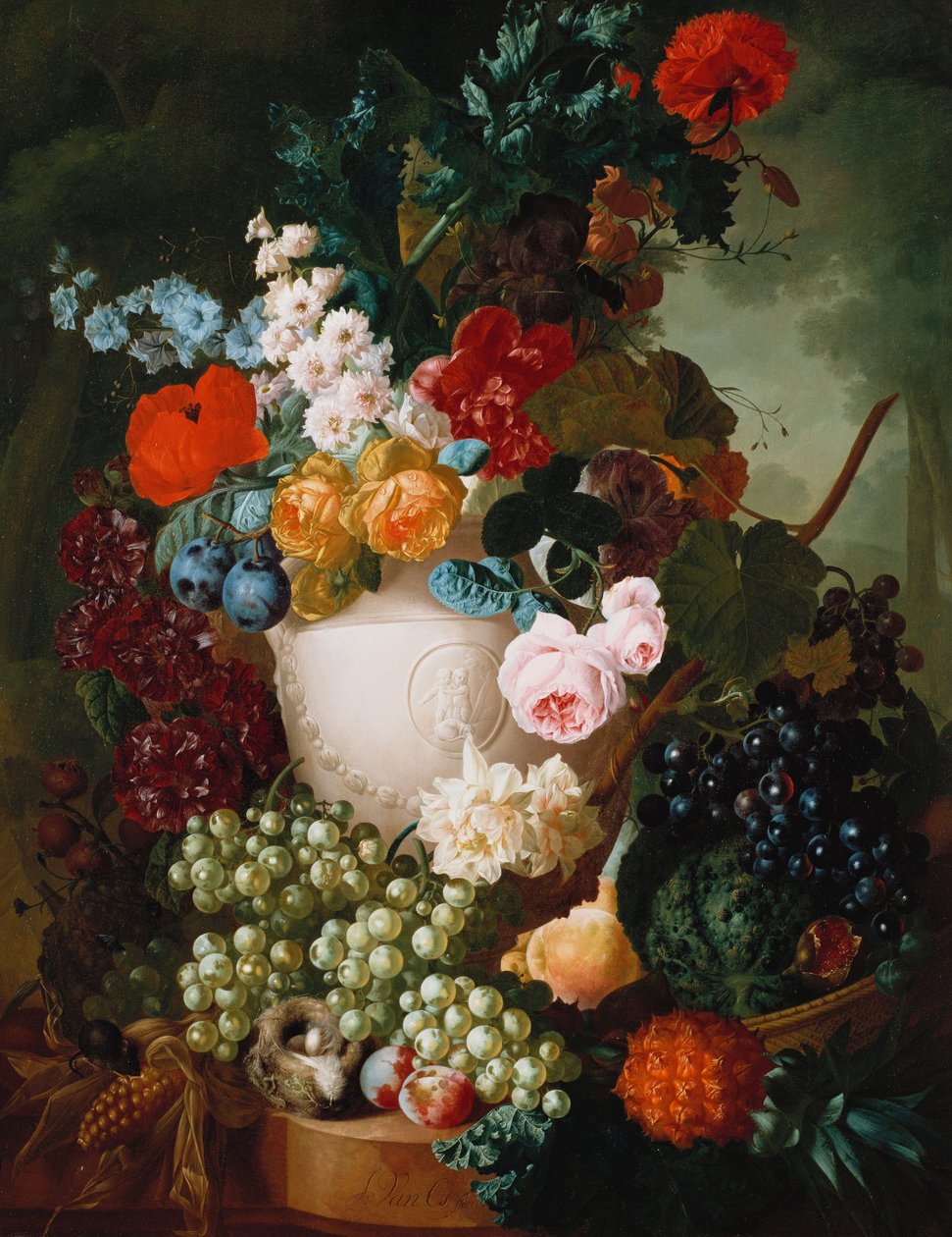 Roser, valmuer og andre blomster i en skulptureret vase med frugt, en mus og en fuglerede på en stenafsats af Jan van Os