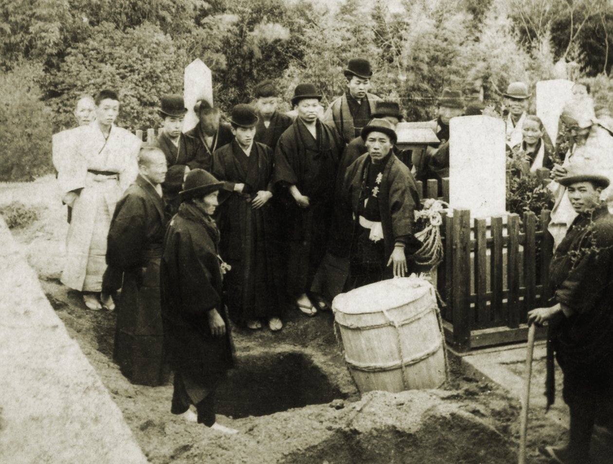 En buddhistisk begravelse i Japan, ca. 1900 (albumenfoto) af Japanese Photographer