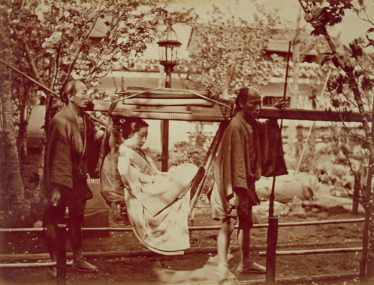 En geisha bliver båret i et kuld (sepia foto) af Japanese Photographer