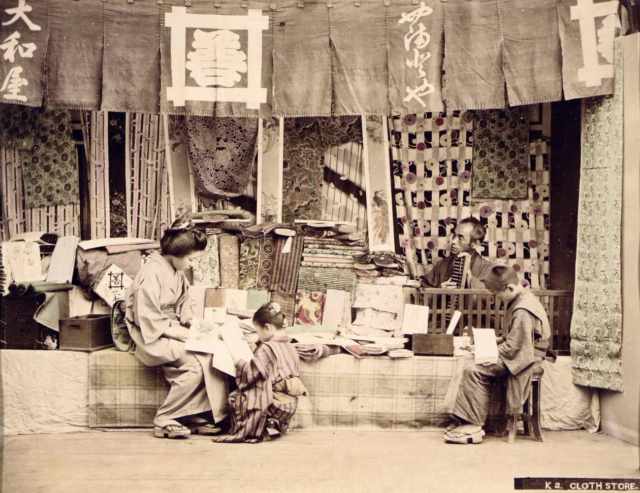 En japansk tøjbutik, ca. 1890 (håndfarvet foto) af Japanese Photographer