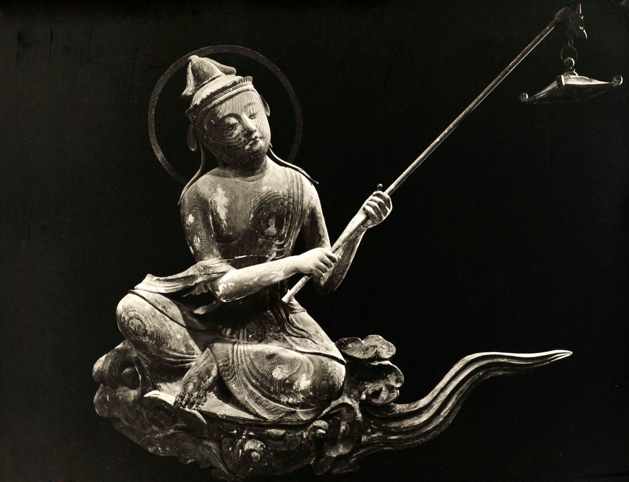 Bosatsu, der spiller musikinstrument, fra det 11. århundrede, Late Heian Period, Byodo-In, Kyoto, 1950 af Japanese Photographer