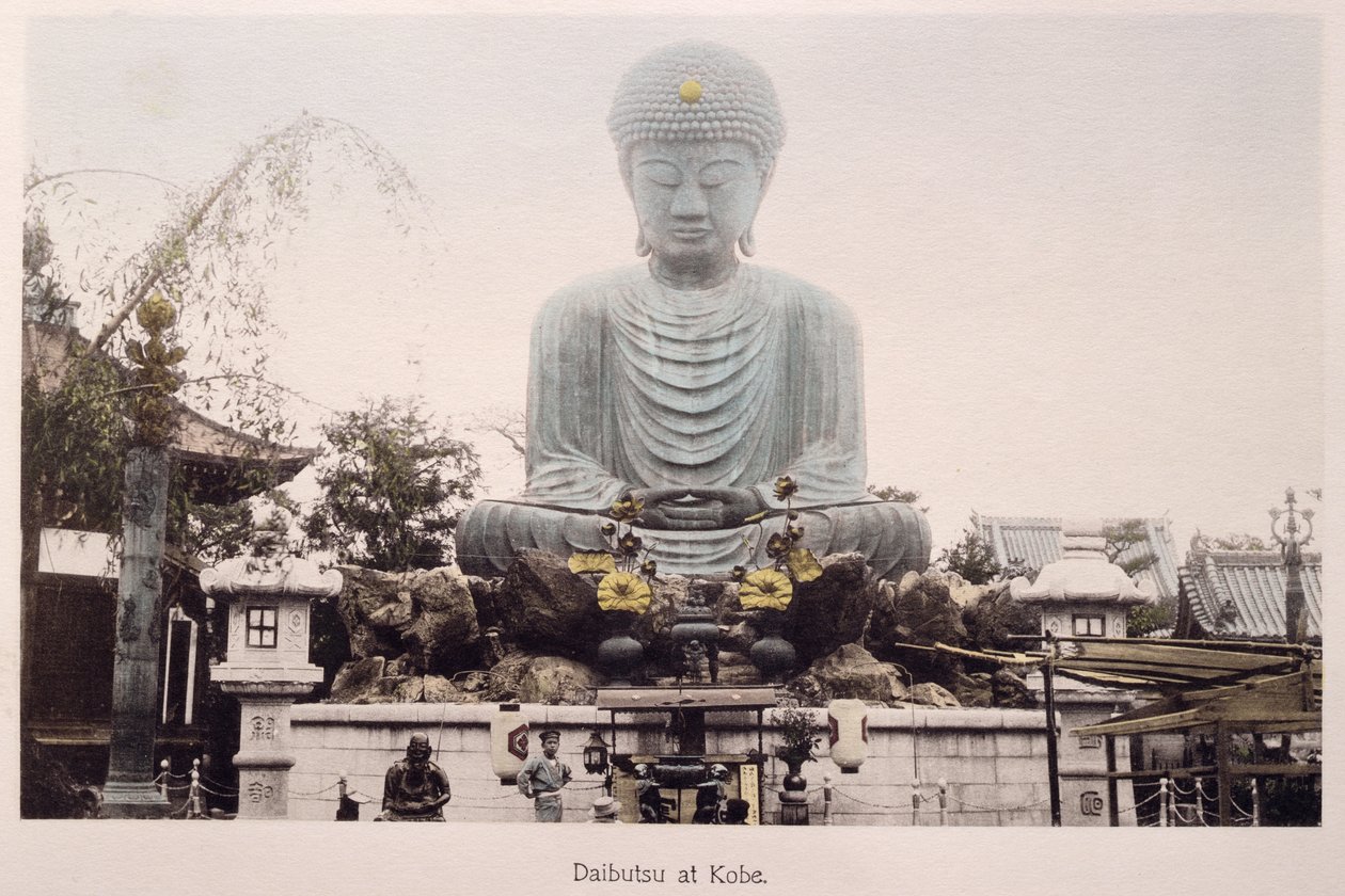Daibutsu i Kobe, ca. 1880 (håndfarvet albumintryk på kort) af Japanese Photographer