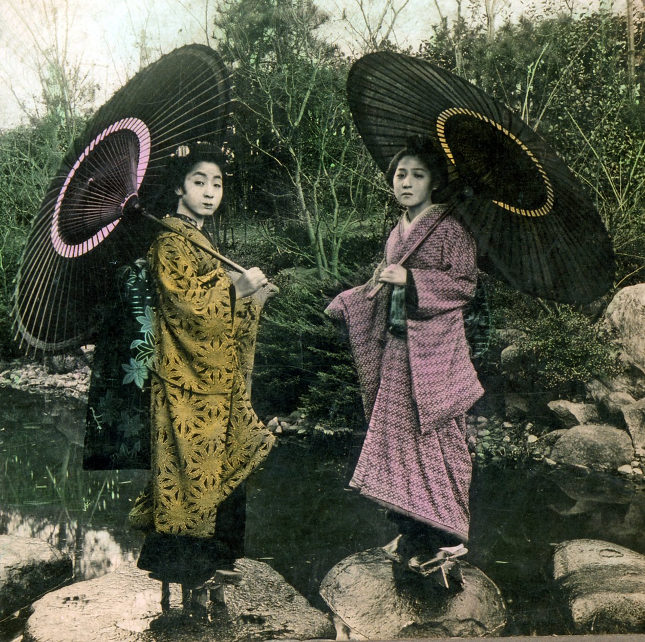 Klædt på til en regnvejrsdag, ca. 1900 (albumenfoto) af Japanese Photographer