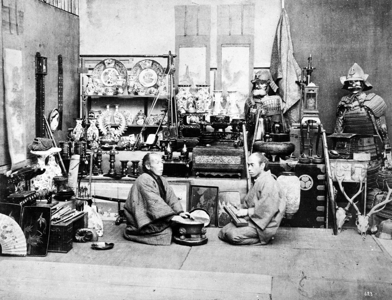 Japanske butiksindehavere med en regnestok, ca. 1870