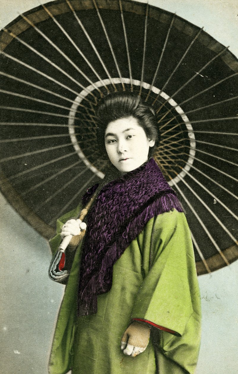 Japansk kvinde med parasol, ca. 1910 (albumenfoto) af Japanese Photographer