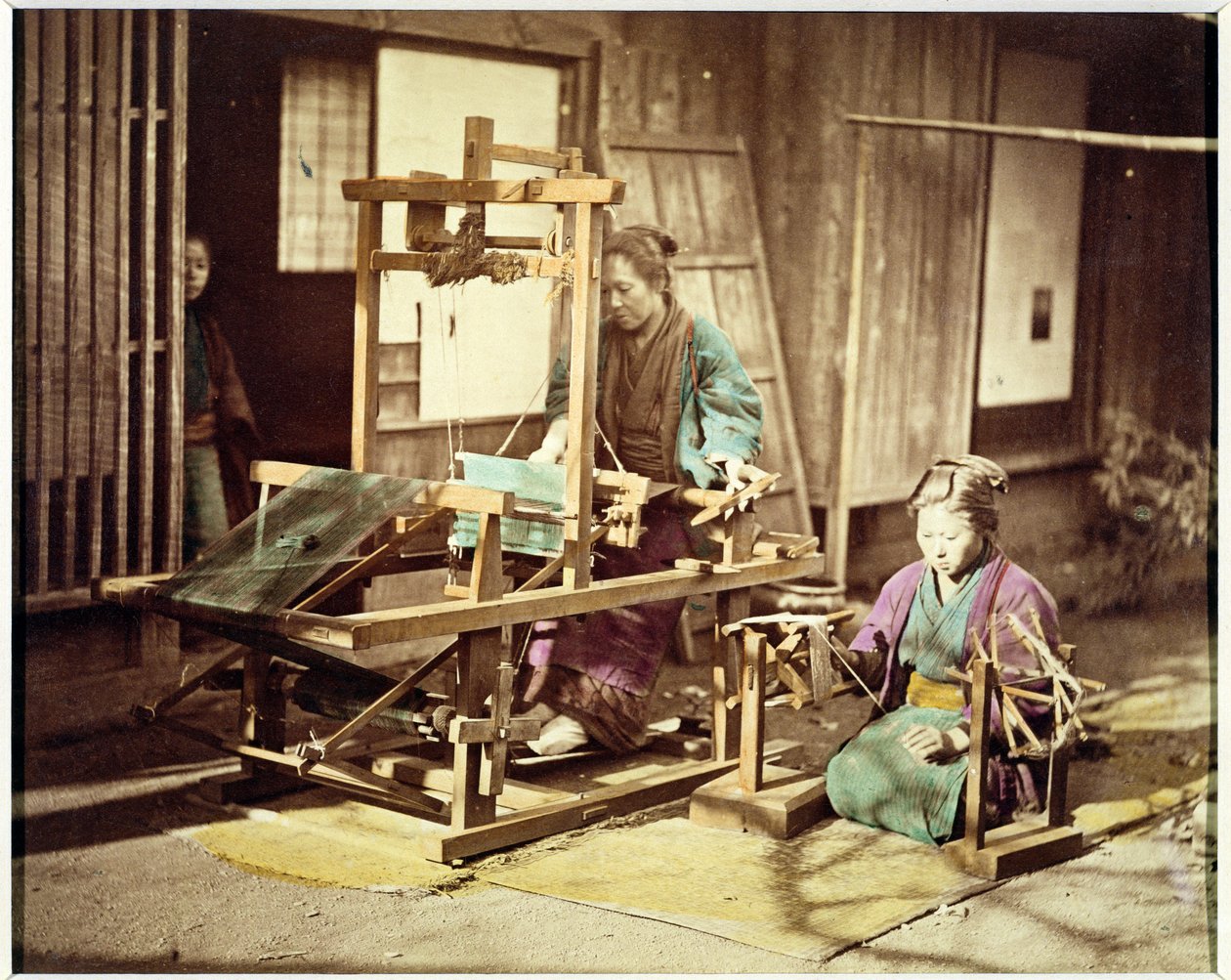 Japanske kvinder, der væver, ca. 1890 (håndkoloreret foto) af Japanese Photographer
