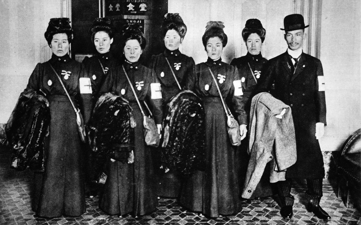 Japansk Røde Kors arbejde til fordel for sine allierede: En yderligere medicinsk enhed, der starter for Rusland, fra The Illustrated War News, 1916 af Japanese Photographer