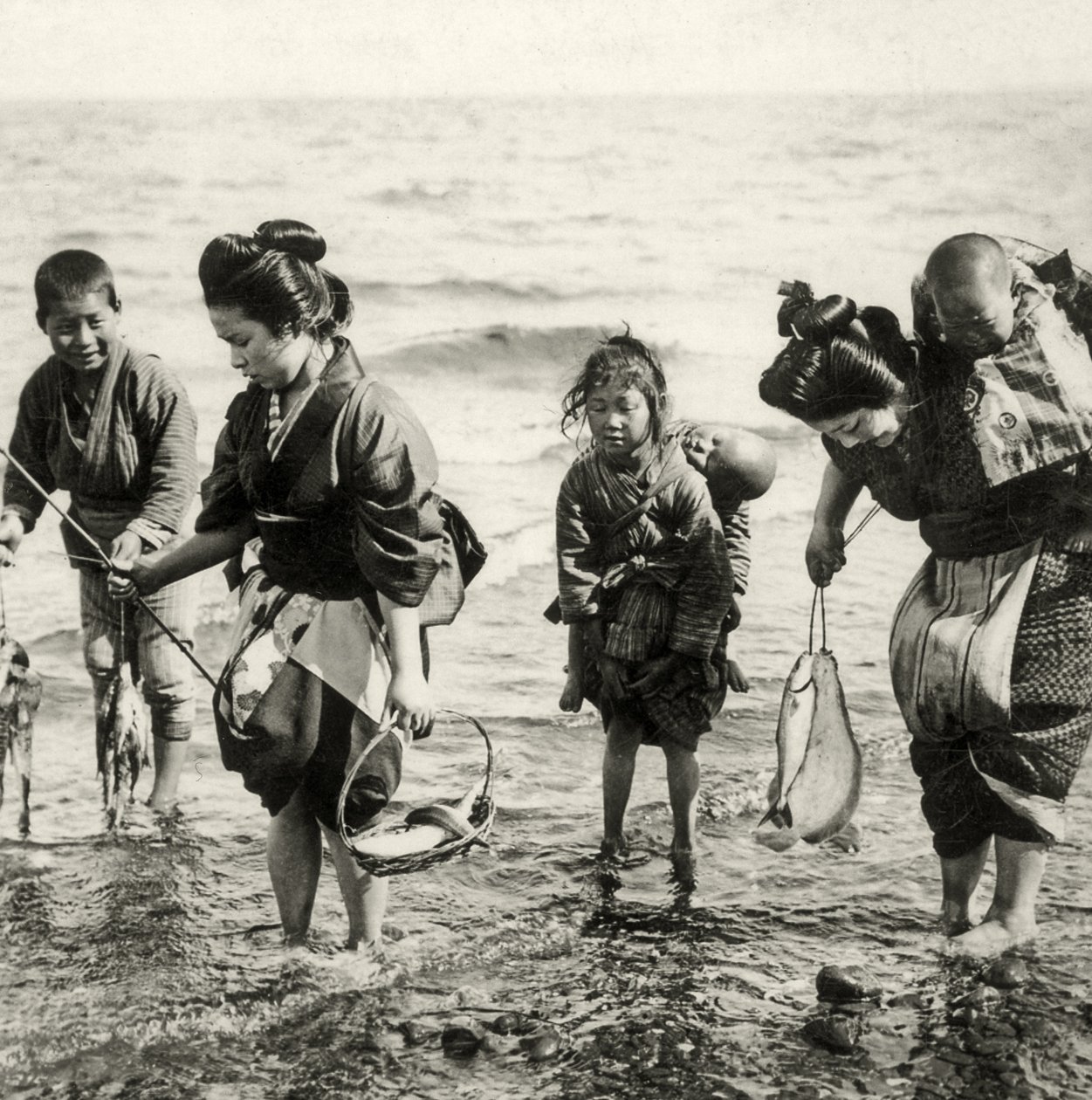 Mødre og børn, der fisker, ca. 1900 (albummefoto) af Japanese Photographer
