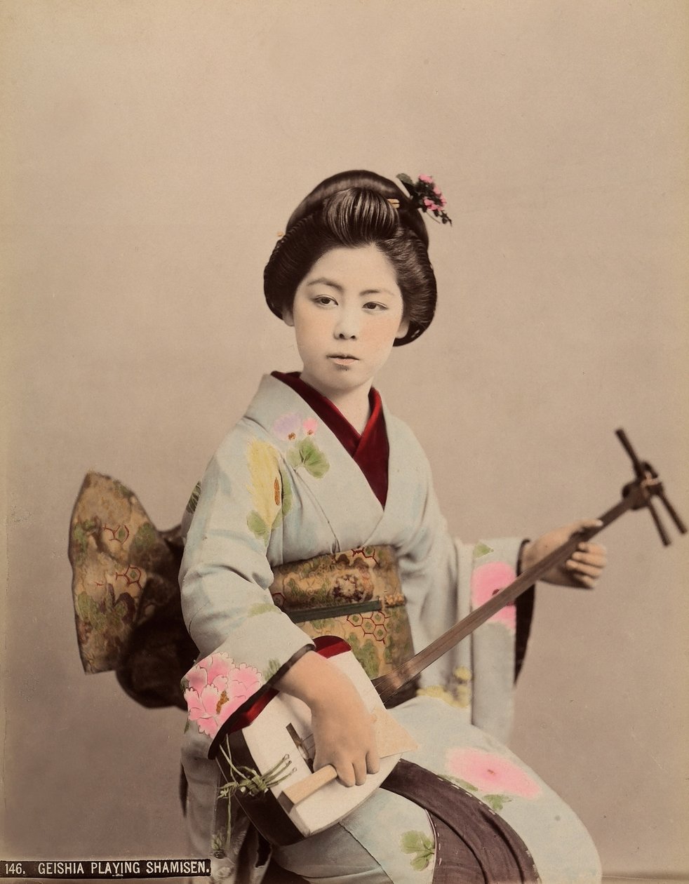 Portræt af en geisha, der spiller shamisen, ca. 1890 (farvet foto) af Japanese Photographer