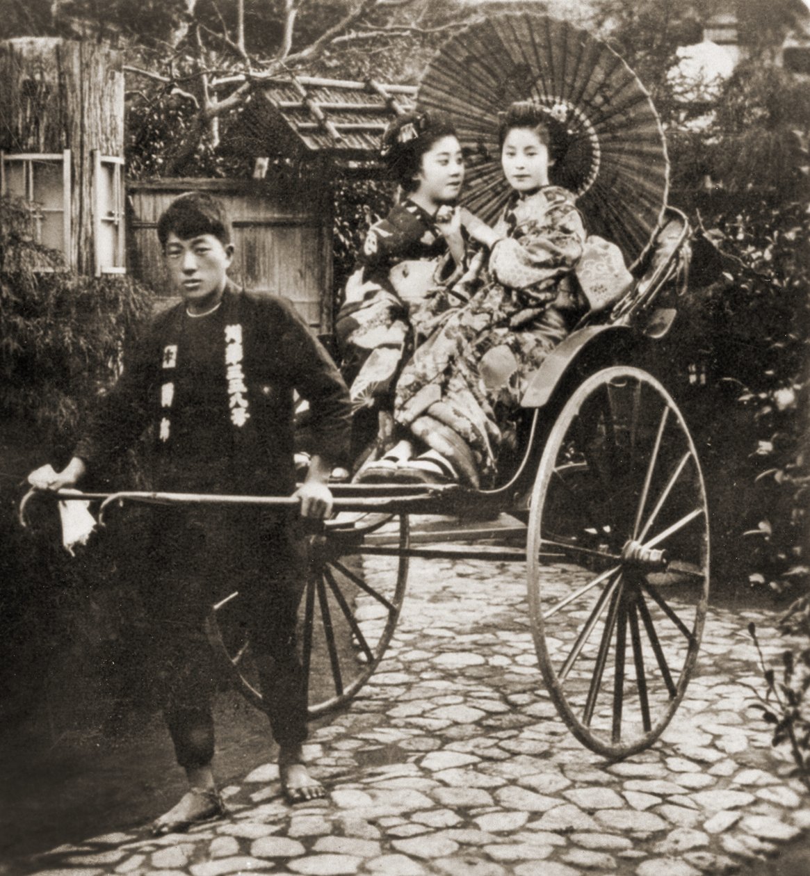 Løber trækker to geishaer på en rickshaw i Japan, ca. 1900 (albummefoto) af Japanese Photographer