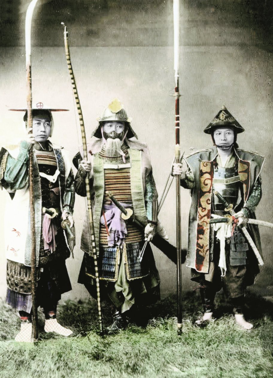 Samurai fra det gamle Japan bevæbnet med lang bue, stangarme og sværd, 1883 (håndfarvet albuminfoto) af Japanese Photographer
