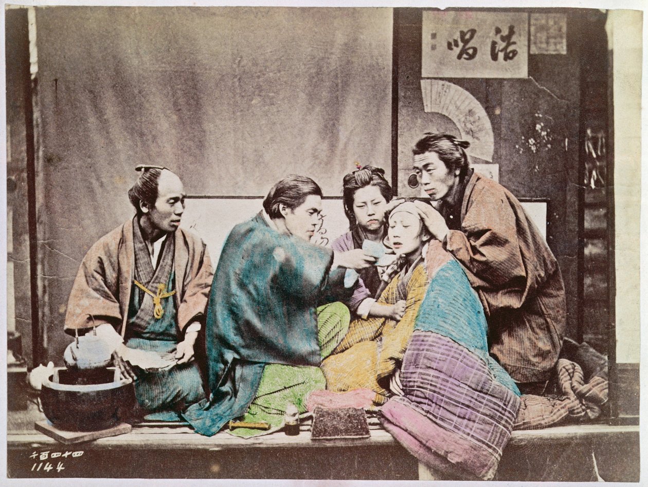 Scene af traditionel medicin, ca. 1880 (farvet foto) af Japanese Photographer