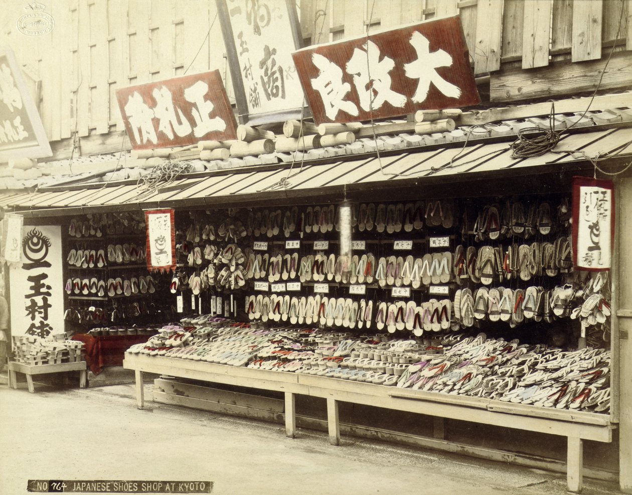Skobutik i Kyoto, ca. 1890 (håndfarvet foto) af Japanese Photographer