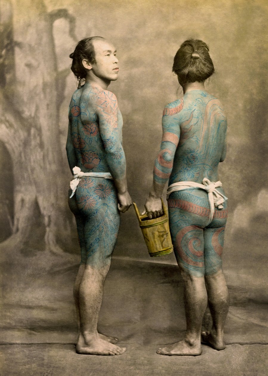 To mænd med traditionelle japanske Irezumi-tatoveringer, ca. 1880 (håndkoloreret albumenfoto) af Japanese Photographer