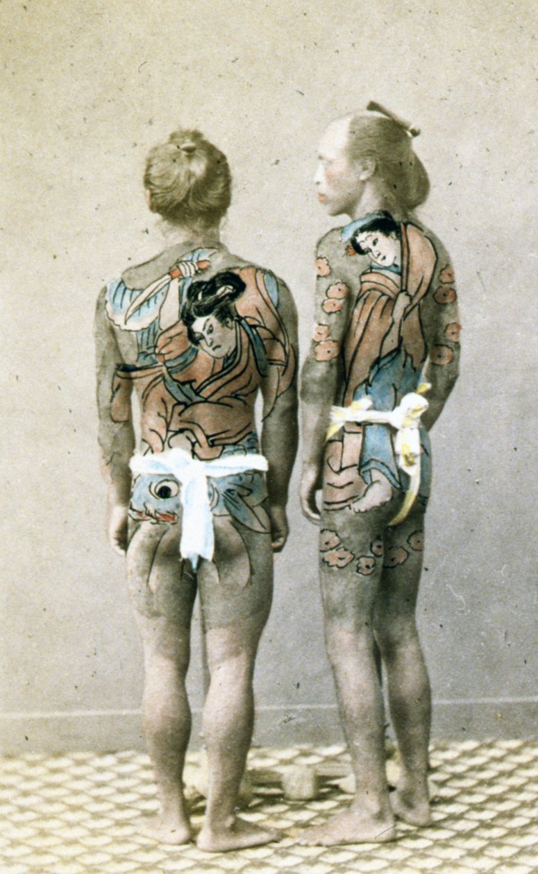 To mænd med traditionelle japanske Irezumi-tatoveringer, ca. 1880 (håndfarvet albuminfoto) af Japanese Photographer