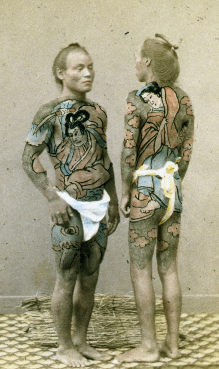 To mænd med traditionelle japanske Irezumi-tatoveringer, ca. 1880 (håndfarvet albuminfoto) af Japanese Photographer