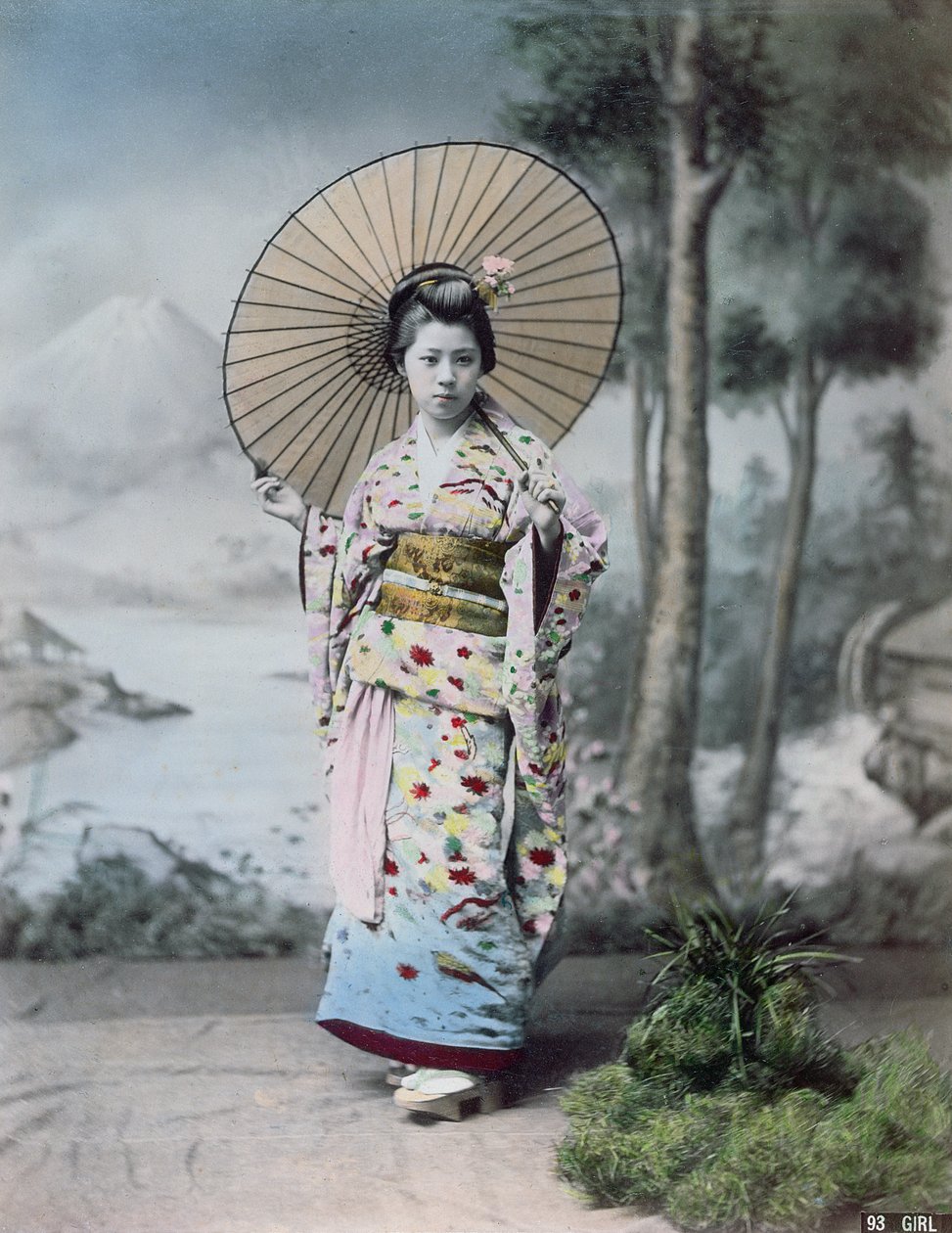 Ung japansk pige i kimono og parasol, Mt. Fuji i baggrunden, ca. 1900 (farvet foto) af Japanese Photographer
