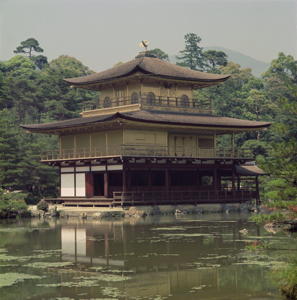 Kinkaku tempel (Golden Pavillon) dedikeret til minde om shogunen Ashikaga Yoshimitsu (1358-1408) 15. århundrede (genopbygget 19. århundrede) af Japanese School