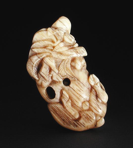 Netsuke forestillende en liggende orne, ca. 1750-80 (narwahl horn) (base af 193827) af Japanese School
