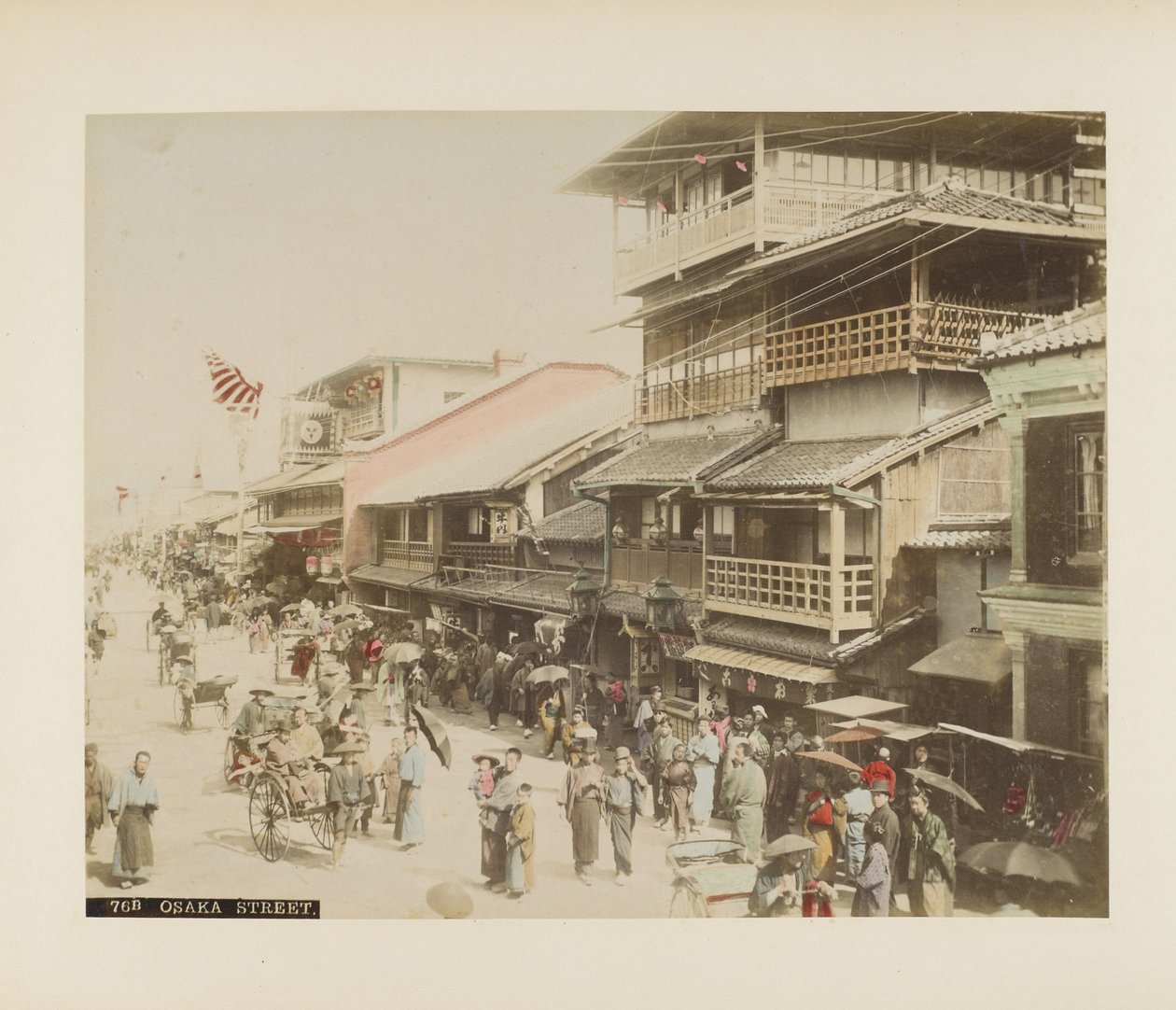 En gade i Osaka, Japan (håndfarvet sort/hvid foto) af Japanese Photographer