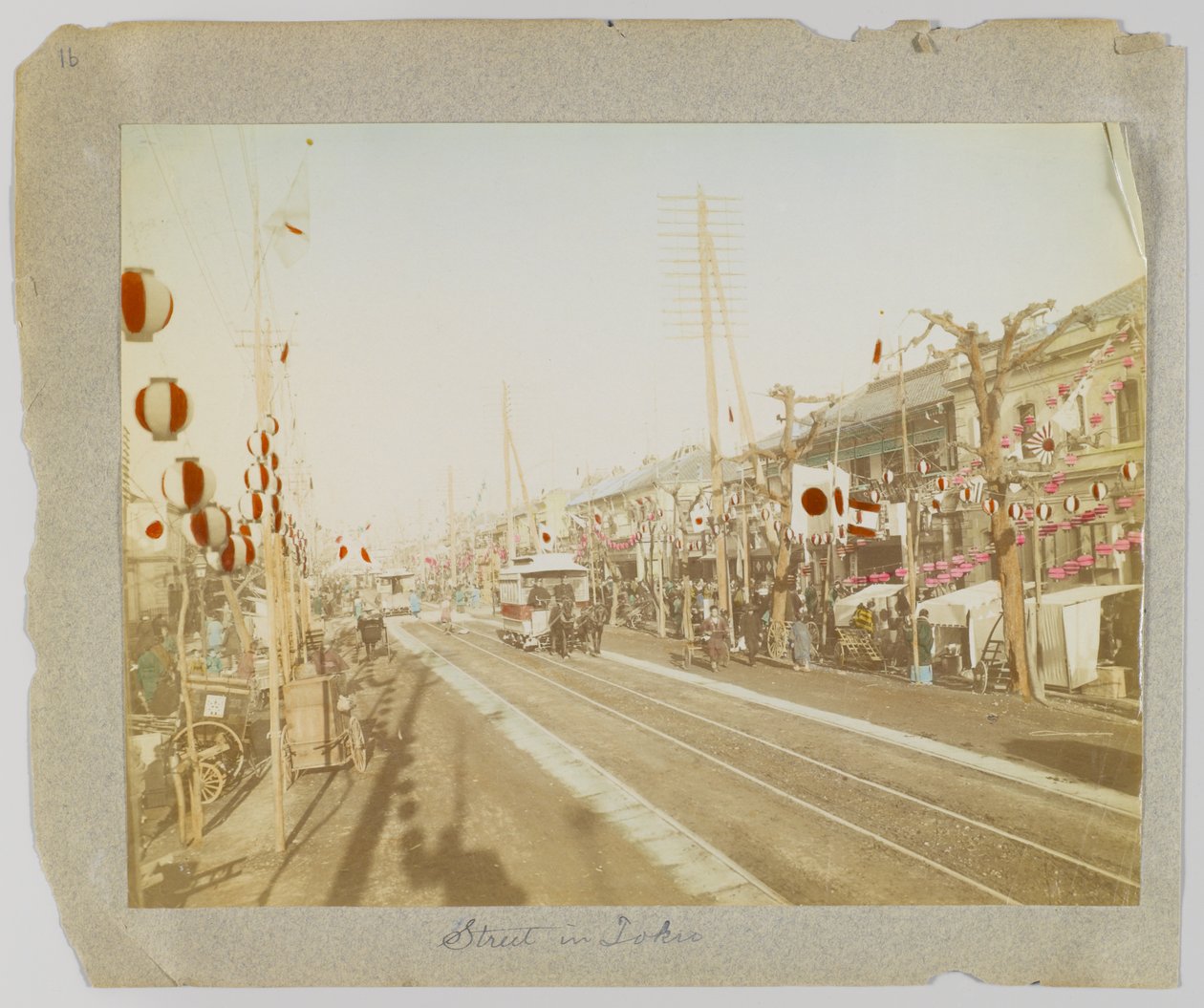A Street i Tokyo, Japan (håndfarvet sort/hvid foto) af Japanese Photographer