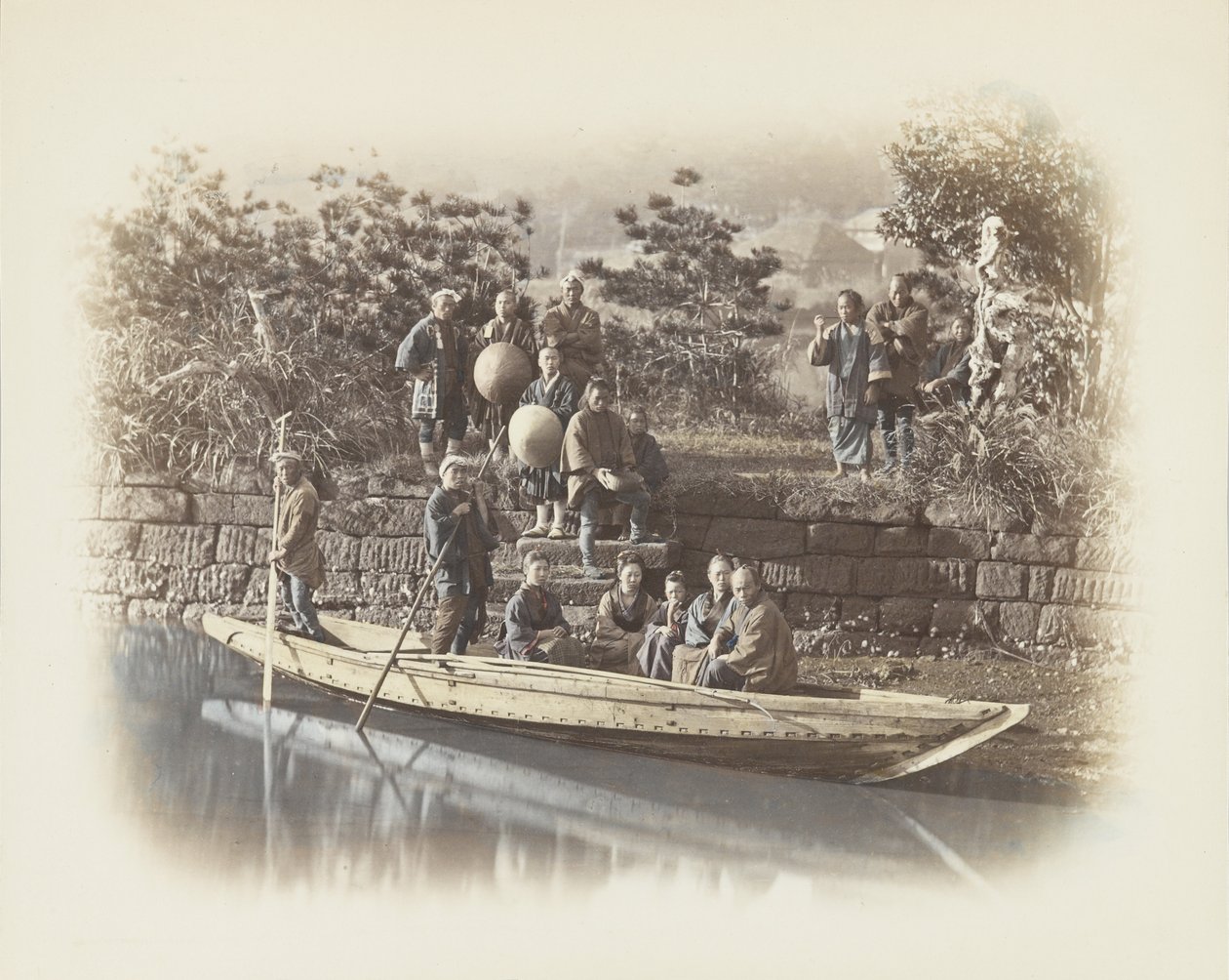 En båd ved flodbredden, Japan (håndfarvet sort/hvid foto) af Japanese Photographer