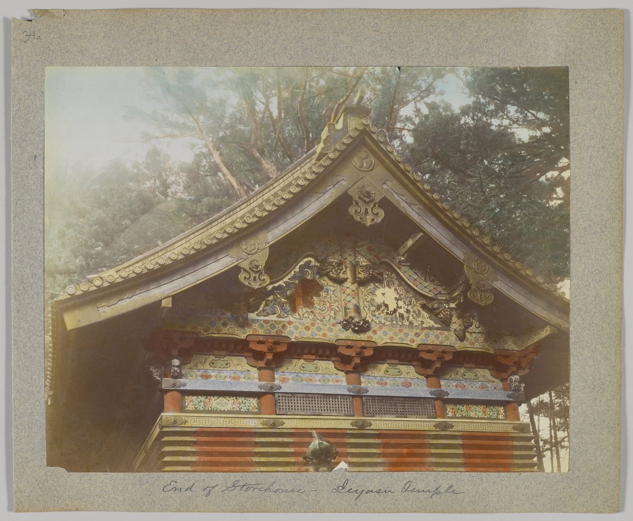 Et lagerhus i Tōshō-gū, Nikko, Japan (håndfarvet sort/hvid foto) af Japanese Photographer