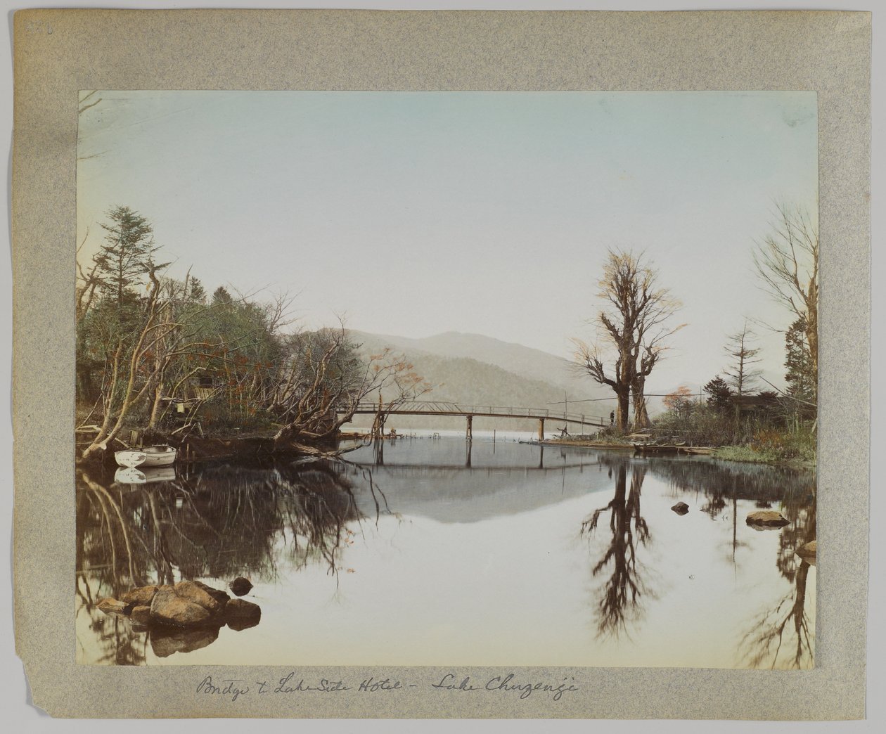 Bro og hotel ved søen, Lake Chuzenji, Nikko, Japan (håndfarvet sort/hvid foto) af Japanese Photographer